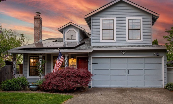 Bull Mountain House | Sweet Retreat on Fanno Creek, Private Backyard, Pet Friendly, Plush and Cozy, 5 Min to Food & Shops