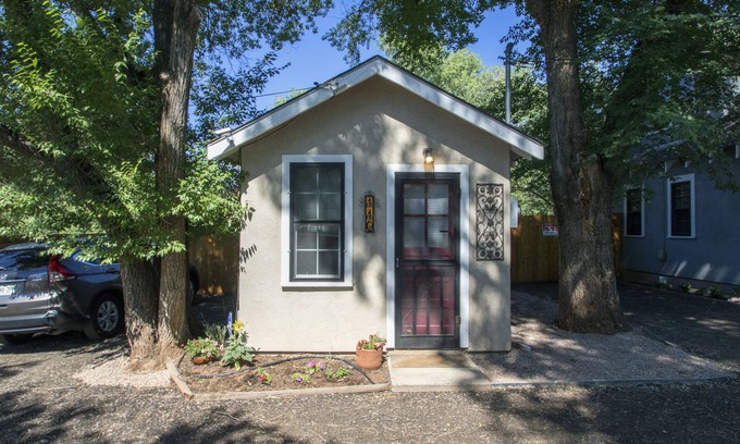 West Colorado Springs Apartment | “SWEET ROSE” Cottage! Vintage Glam! GOG, Horses, Manitou!