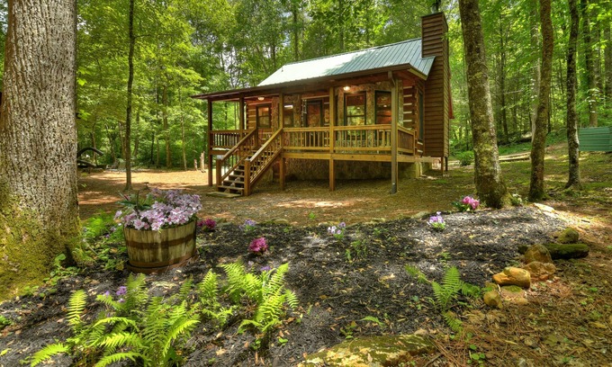 Blue Ridge Cabin | Sweet Serenity: Enchanting creek-front retreat, pet-friendly, with firepit, WiFi, excellent fishing, and scenic hiking trails for unforgettable tranquility