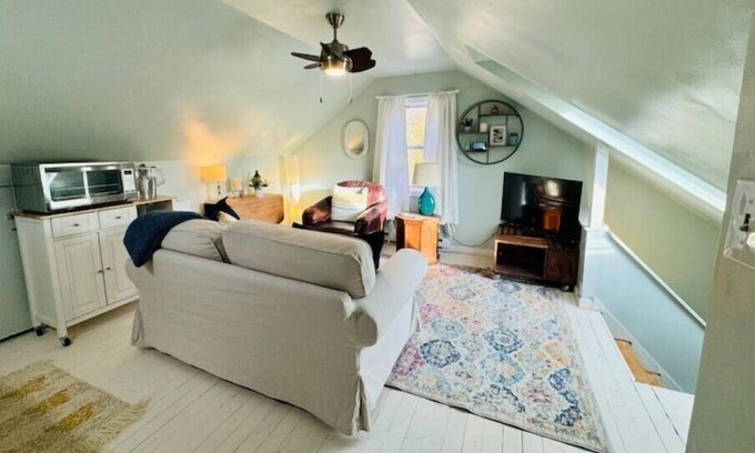 Wallingford Center Apartment | Sweet sparkling clean 1 bedroom