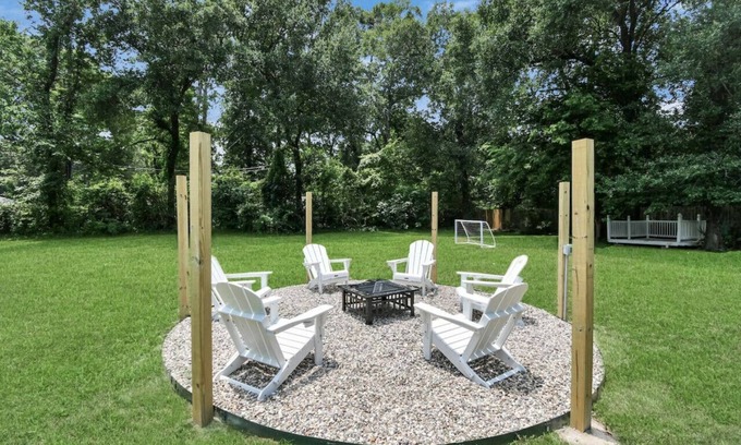 Houston House | Sweet Spring Vacation with Gameroom Pool TIKI Bar