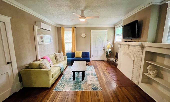Vollintine-Evergreen House | Sweet Stay- Charming two bedroom Townhouse in Midtown Memphis.