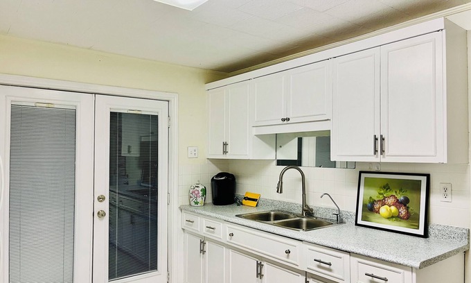 Collingwood House | Sweet Vacation Home for Travelers in COLLINGWOOD!