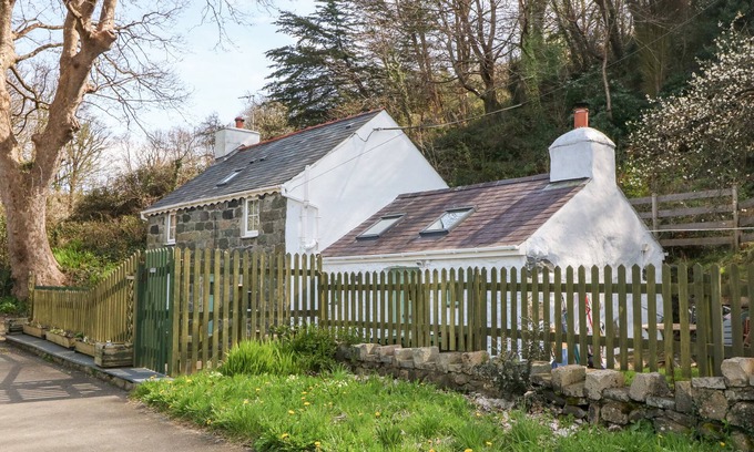 Dinas Cottage | SWEETHOLME, pet friendly, country holiday cottage in Trefor