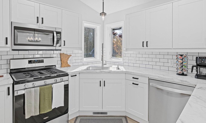 Blaine House | SweetHomeAway - Relaxing - Pool Table - King Bed - Modern home in Blaine