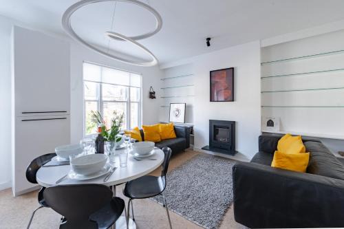 Norwich Apartment | Swift Host - 2 Bedrooms - Apartment - Great Location - Parking