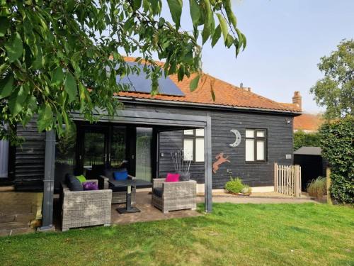 Norwich House | Swift Host - Owl Barn - Sleeps 2 - EV Charger - Pet Friendly