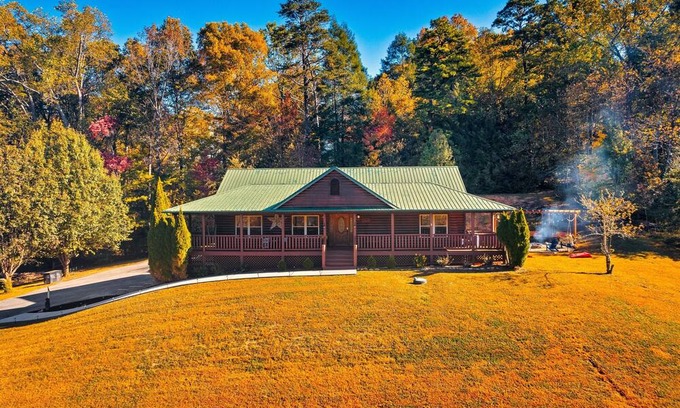Gatlinburg - Pigeon Forge Cabin | Swim Spa, Fire pit, 3King Bed, Dog, Ample Parking in Wears Valley