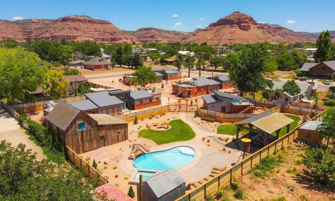 Kanab House | Swim & Stargaze in Kanab! Timber + Tin H 2BR 2BA, Resort Pool & Hot Tub