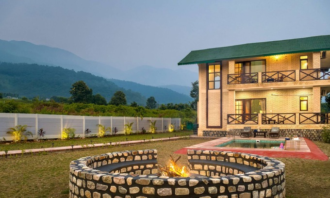 Ramnagar Apartment | Swimming Pool, Bonfire, Hot Water Jacuzzi, 360 mountain view, Balcony