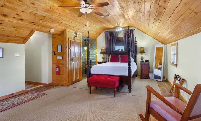 Dripping Springs Apartment | Swing On Inn - Southern Comfort Suite I Hot tub