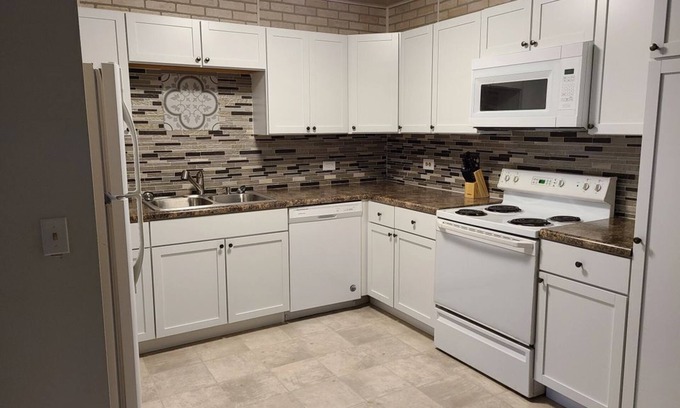Medicine Lodge Bed & Breakfast | SwinHousing - Main Street Suite, Sleeps 8