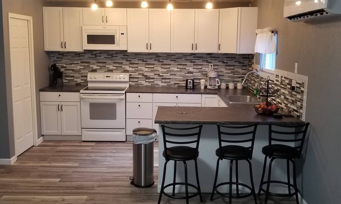 Medicine Lodge House | SwinHousing - Washington Suite, Sleeps 4