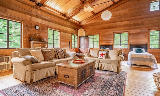 Nelson Ski Chalet | Swiss Chalet Family Retreat w/lake access