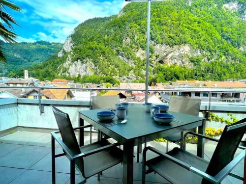 Central Interlaken House | SwissHut Penthouse 10min Interlaken West Station - Apart. Blume 2