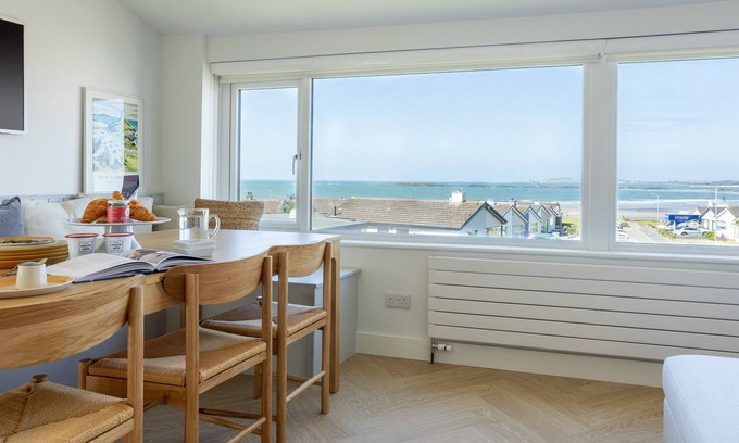 Rhosneigr House | Swn Y Bae - Family-Friendly Sea View Holiday Home
