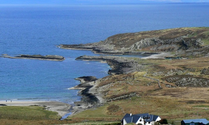 Ardnamurchan Peninsula House | Swordle Bay House. 2 minute's walk to beach.