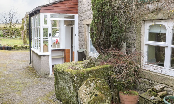 Foolow Cottage | SYCAMORE COTTAGE, pet friendly, with a garden in Foolow