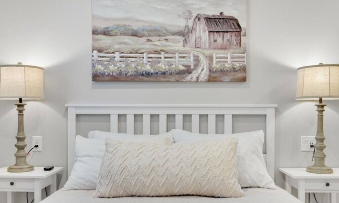 Berlin Apartment | Sycamore Suite · Romantic Getaway on Main Street - Sycamore Suite