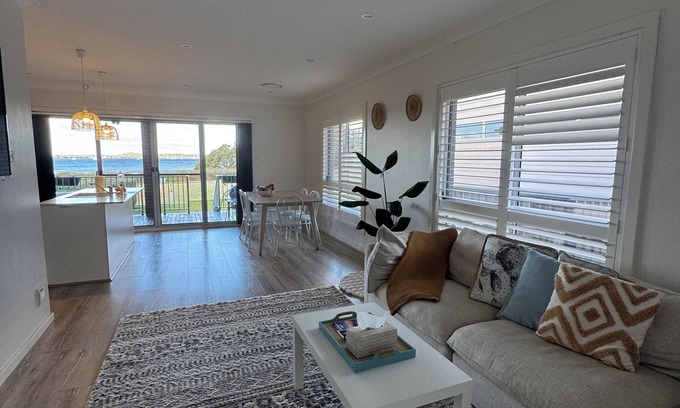 Taren Point House | Sydney Waterfront Beach House