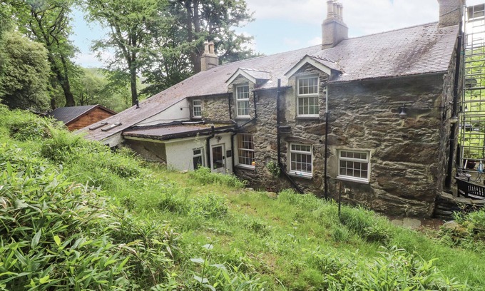 Beddgelert Cottage | SYGUN COTTAGE, pet friendly, with open fire in Nant Gwynant