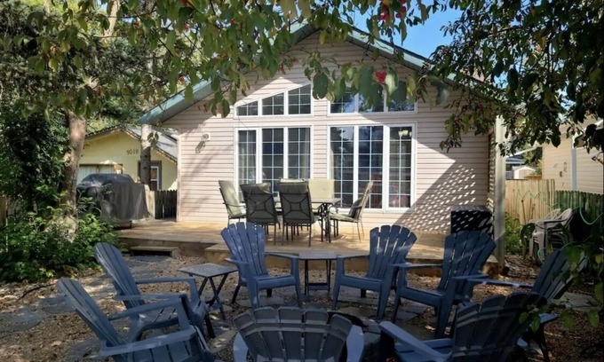 Sylvan Lake House | Sylvan Lake Cottage 1/2 block to beach