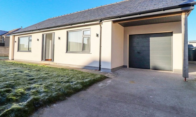 Morecambe Cottage | SYWELL BUNGALOW, with a garden in Middleton, Morecambe