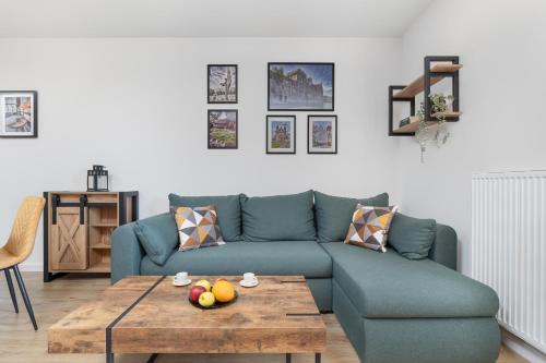 West Pomeranian Voivodeship Apartment | Szczeciński Apartament Kwiatkowskiego w Spokojnej Okolicy by Noclegi Renters