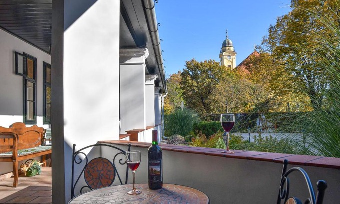 Szentes Bed & Breakfast | Szin-es Vendeghaz