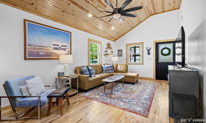 Downtown House | TᕼE ᗰᗩIᑎ ᒪOᗪGE- Modern comfort by TRAILS & MUSEUM located on quiet street