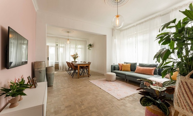 Kinrooi House | T Hovenshuis is een Sfeervolle Ingerichte Woning met Tuin op 1km van de Maas