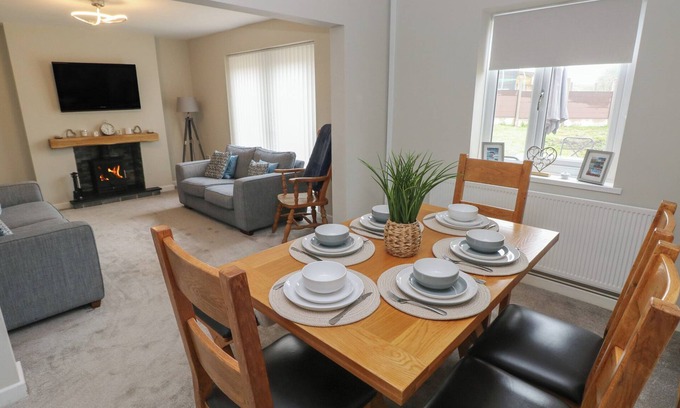 Margam Cottage | T? DRWS NESAF, pet friendly, with open fire in Cwmllynfell