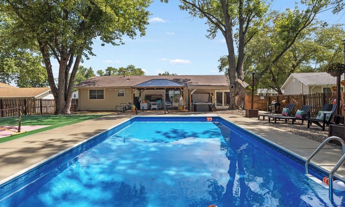 St. Peters House | T's Luxury Pool, Home Theater & Arcade House Prime Location - St. Louis Airport