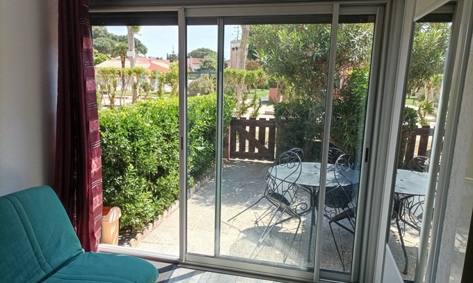 Canet-en-Roussillon Apartment | T2 garden level, south-facing. Parking, swimming pool, beach 800 m, secure residence.