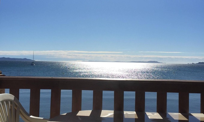 Giens Apartment | T2 La Capte, feet in the water, sea view terrace, direct access to the beach