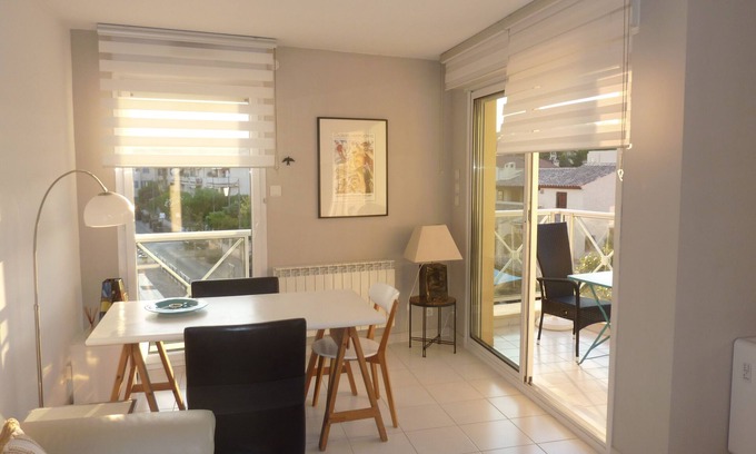Sanary-sur-Mer Apartment | T2, luxury, 52m2, HYPERCENTRE SANARY, parking, air conditioning, wifi, quiet, unobstructed view.