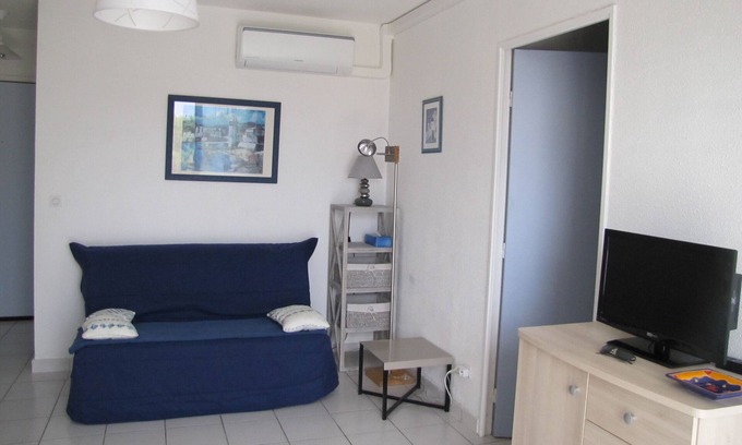 Les Arenes Apartment | T2 rated 3 *,air-conditioned, 500 m from the beach, sleeps 4, parking, terrace.