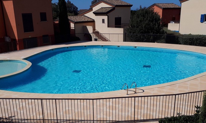 Lozari Apartment | T3 duplex 10 minutes from the beach. Clim/pool. Shops nearby.