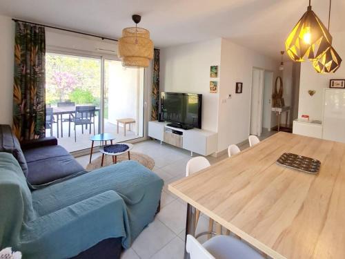 Six-Fours-les-Plages Apartment | T3 en rez-de-jardin avec Wi-Fi et Parking - Plages et commerces à 900m - Terrasse et Jardin privatif - FR-1-316-271
