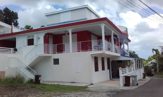 Le Gosier House | T3 for seasonal workers with swimming pool located in the countryside of the town of Le Gosier.