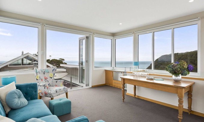 Table Cape House | Table House is a serene retreat on 60-acres with a private beach and stunning views of Bass Strait.