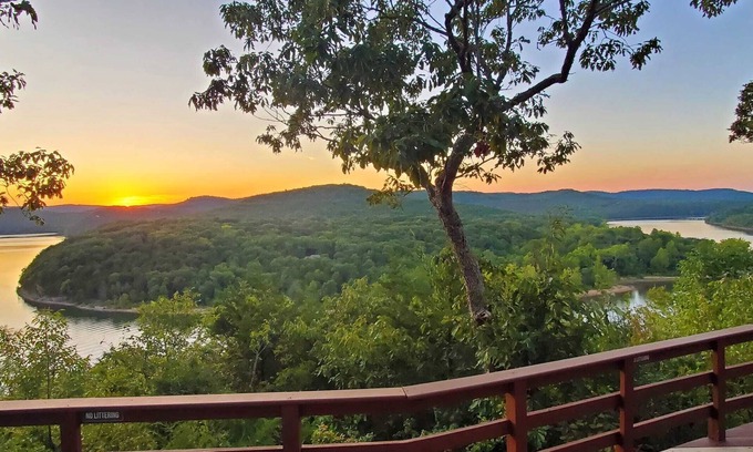 Eureka Springs House | Table Rock Lake, White River, Marina, Golf, Slp 8
