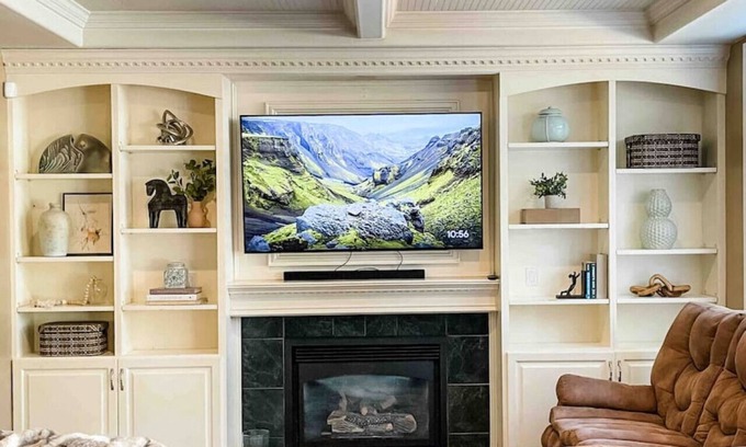 Lakewood Apartment | Tacoma Retreat- Hot Tub, Fireplace & AC!
