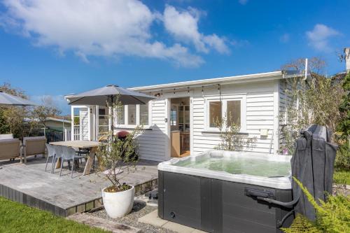 Oneroa House | Tahatai Cottage with Spa Pool - Oneroa Village