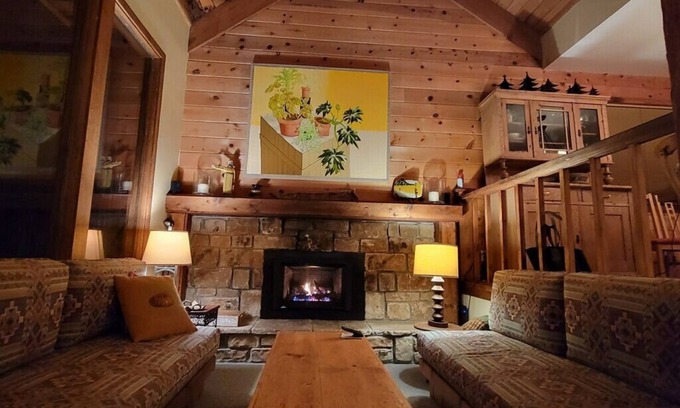 Kingswood Estates Cabin | Tahoe charm - short distance from skiing and Lake Tahoe!