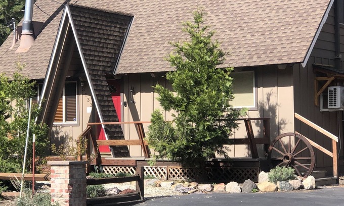 Al Tahoe Cabin | Tahoe Lake Cabin gem, 3 short blocks to the Lake