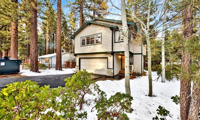Pioneer Trail House | Tahoe Themed 3 Bedroom (plus bonus) well maintained!