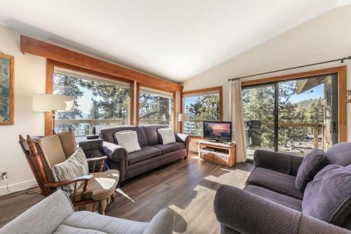 Tahoe Vista House | Tahoe Vista Retreat with Lake View Walk to beach