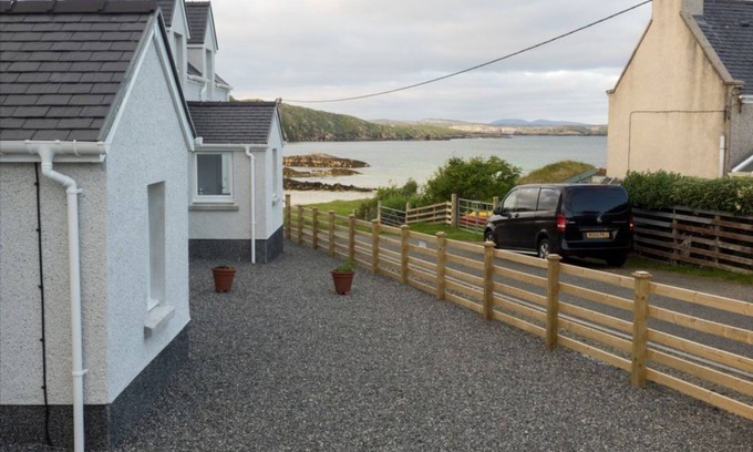 Ardroil Cottage | TAIGH THARMOID RUAIDH, pet friendly, with open fire in Timsgearraidh