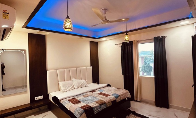 Rakabganj Bed & Breakfast | Taj Castle Homestay